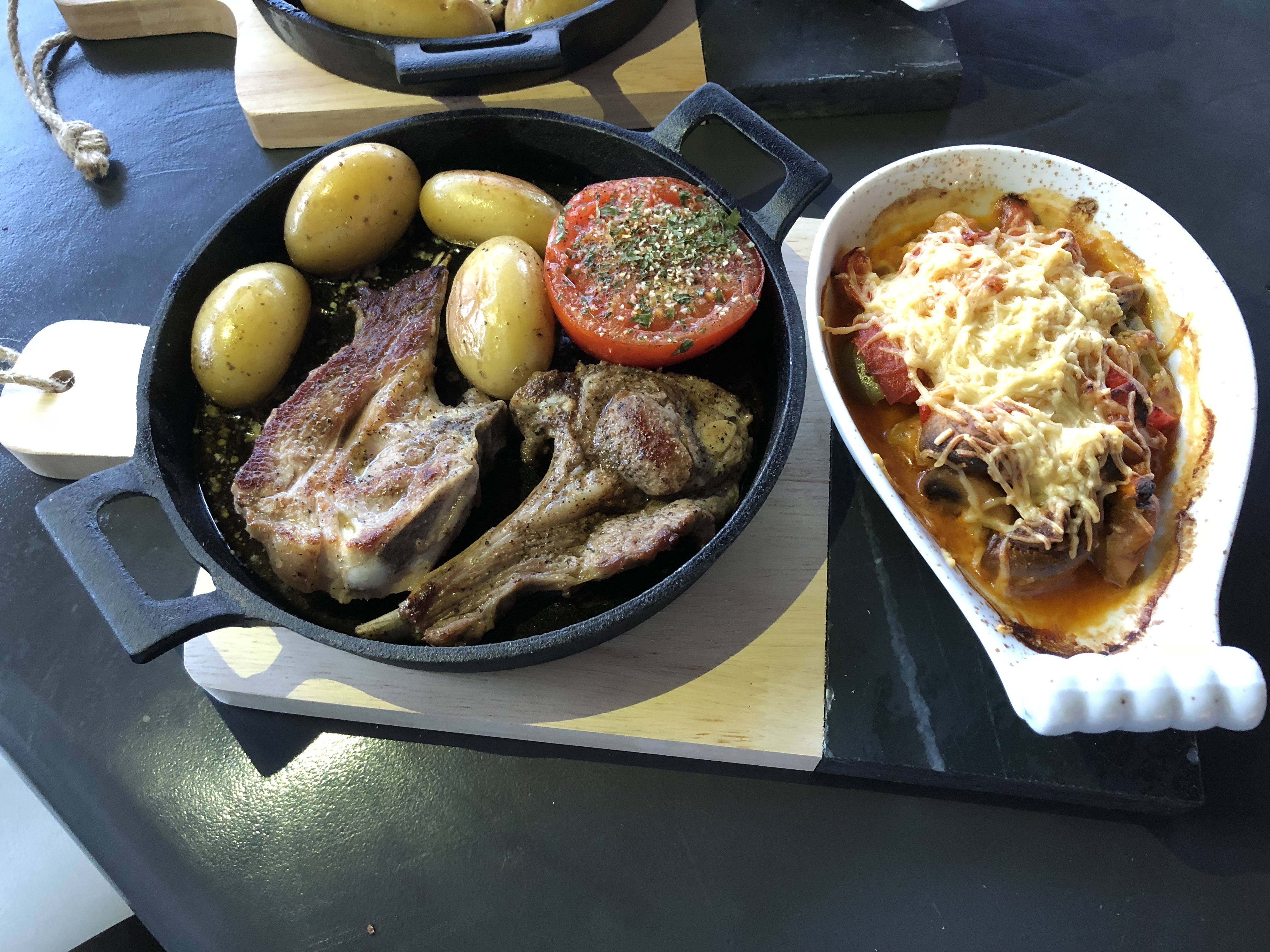 Mesa servida con especialidades provenzales y vino